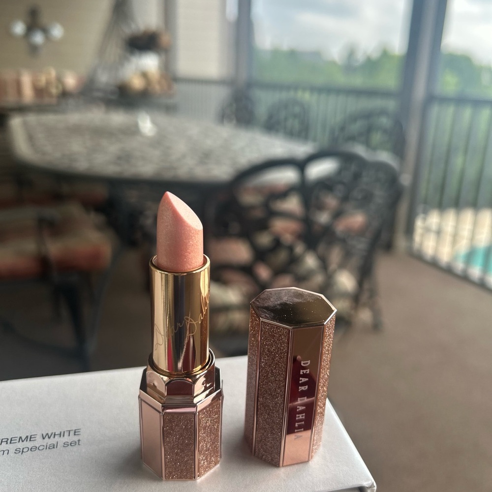 Pulse Gold Lipstick Shimmering Makeup - Picture 6 of 6